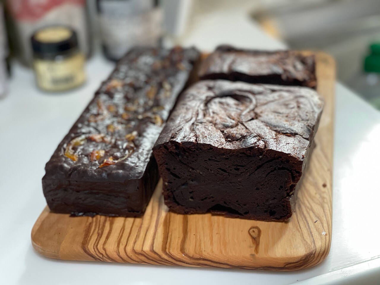 樋口真嗣が作ったガトーショコラ。左が“日本代表”、右が“フランス代表”。