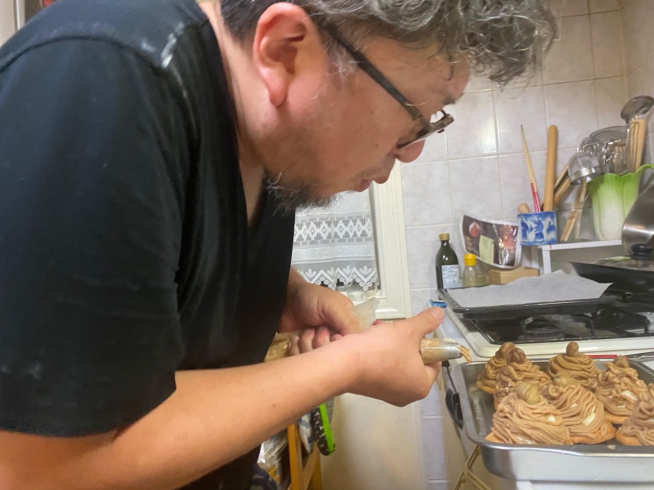 モンブランを作る樋口真嗣。