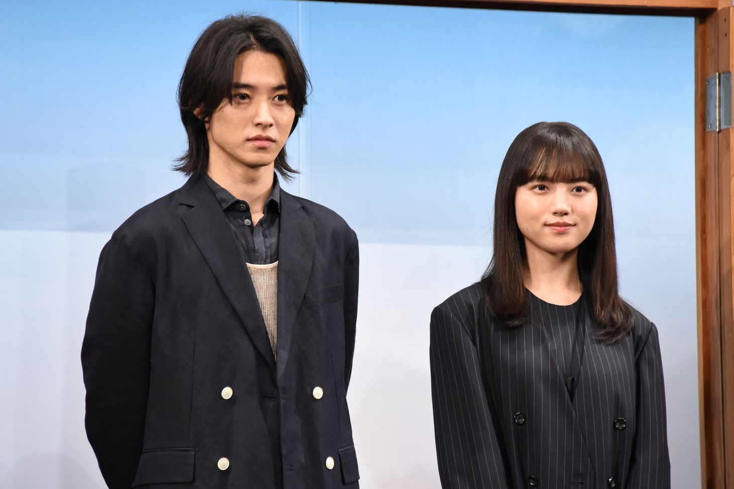 「夏への扉 ―キミのいる未来へ―」完成報告会の様子。左から山崎賢人、清原果耶。