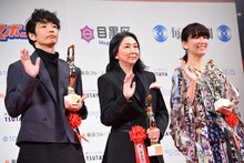 左から森山未來、梶芽衣子、水川あさみ。