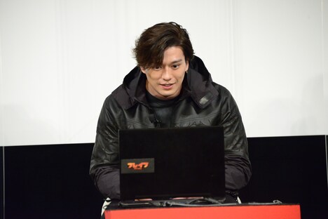 “織田ゲー”プレイ中の新田真剣佑。