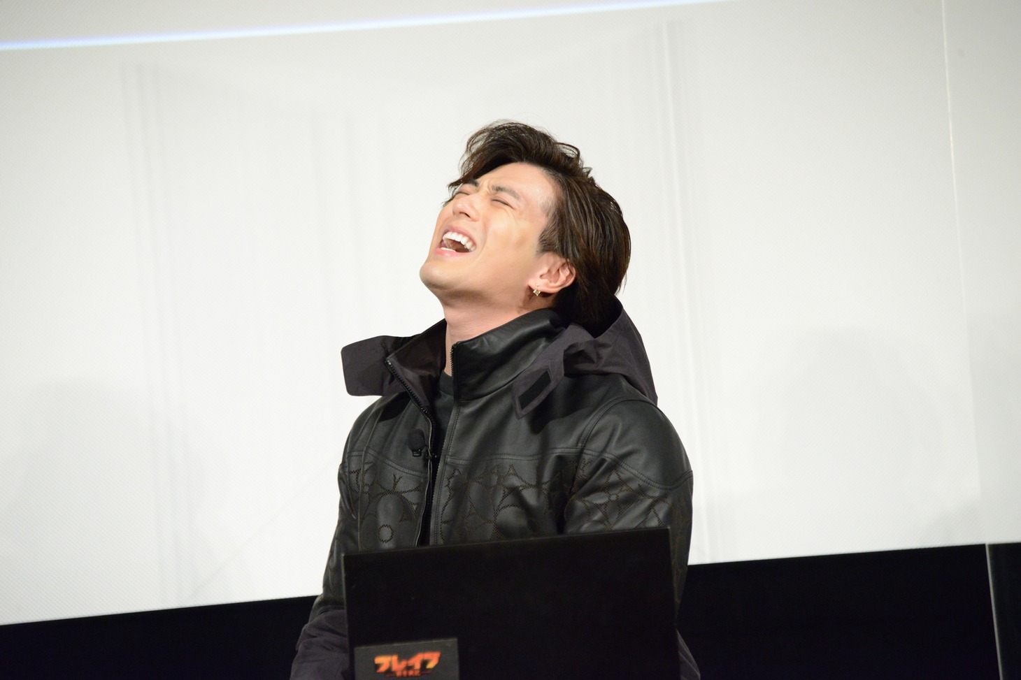 “織田ゲー”プレイ中の新田真剣佑。