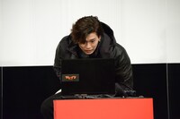 “織田ゲー”プレイ中の新田真剣佑。