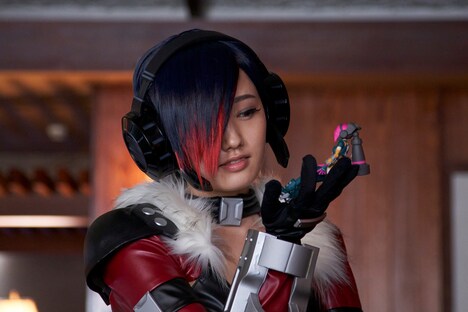 安藤咲桜演じるデイジー。