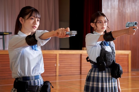 左から伊藤萌々香演じる薄井夏菜、出口夏希演じる稲田秋帆。