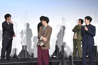 「2.5合食えます」の経緯を説明する大下ヒロト（後列左）。