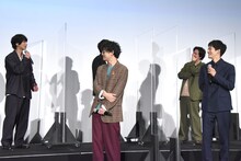 「2.5合食えます」の経緯を説明する大下ヒロト（後列左）。