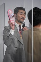 スリッパを見せる芹澤興人。