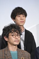 コカドケンタロウ（奥）