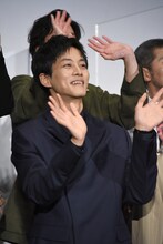 ムービーカメラに手を振る松坂桃李。