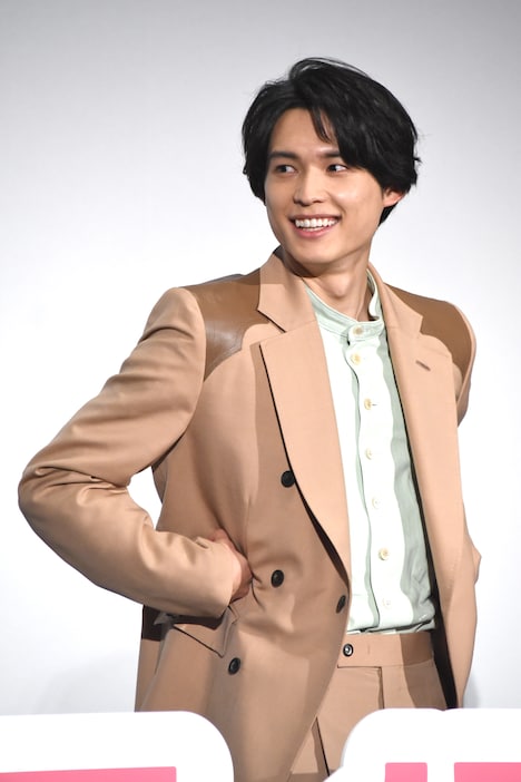 MCから指がかなり反ることを指摘され、慌てて手を隠した松村北斗。