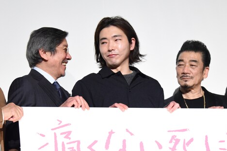 左から奥田瑛二、柄本佑、宇崎竜童。