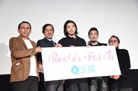 「痛くない死に方」初日舞台挨拶の様子。左から長尾和宏、奥田瑛二、柄本佑、宇崎竜童、高橋伴明。