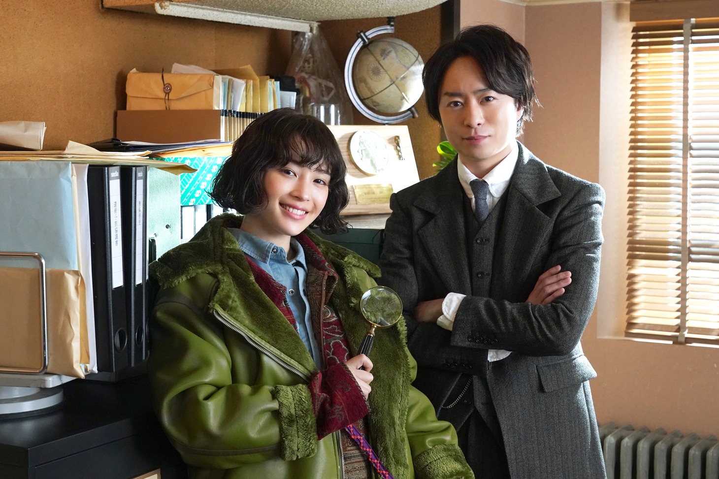 左から美神アンナ役の広瀬すず、風真尚希役の櫻井翔。