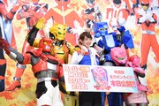 「機界戦隊ゼンカイジャー THE MOVIE 赤い戦い!オール戦隊大集会!!」初日舞台挨拶の様子。