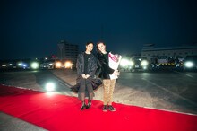 「おもいで写眞」ドライブインシアター上映会にて、左から深川麻衣、香里奈。