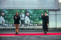 左から香里奈、深川麻衣。