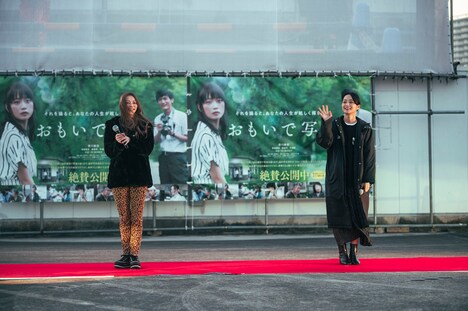 左から香里奈、深川麻衣。