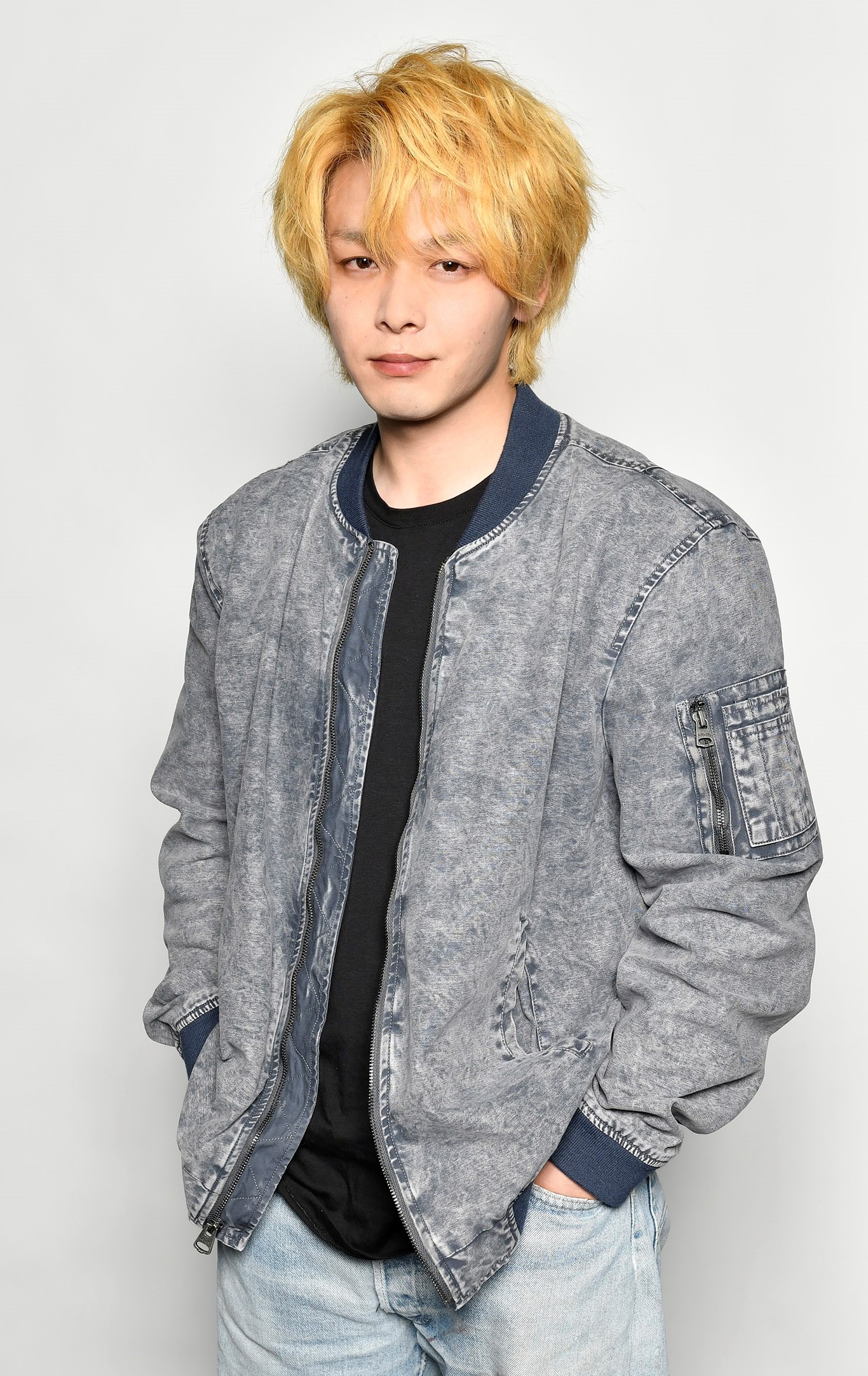 青山一を演じる中村倫也。