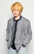 青山一を演じる中村倫也。