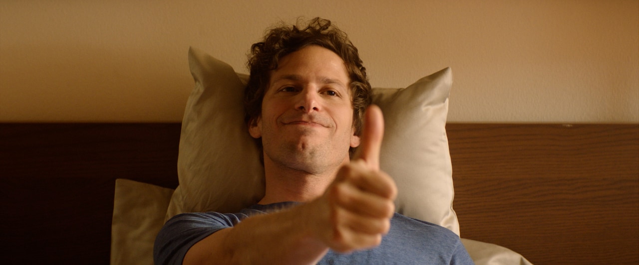 繰り返すバカンスを満喫！「パーム・スプリングス」主演俳優の新写真が到着