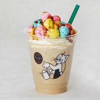 「トムとジェリー キャラメルポップコーンナッツラテ」（税込693円）