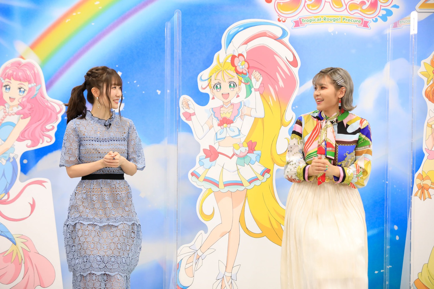 左から日高里菜、ファイルーズあい。