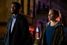 「21ブリッジ」より、チャドウィック・ボーズマン演じるアンドレ（左）とシエナ・ミラー演じるフランキー（右）。