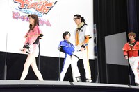 しれっとセンターに立つ水石亜飛夢（中央左）。