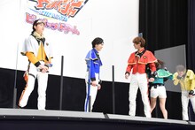 センターに立とうとし、小宮璃央（中央右）から注意された水石亜飛夢（中央左）。