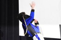 ぺこぱ風の挨拶を披露する水石亜飛夢。