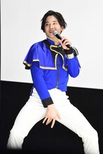 ズボンが破けた瞬間を再現する水石亜飛夢。