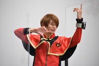 変身を披露する小宮璃央。