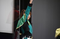 変身を披露する新條由芽。