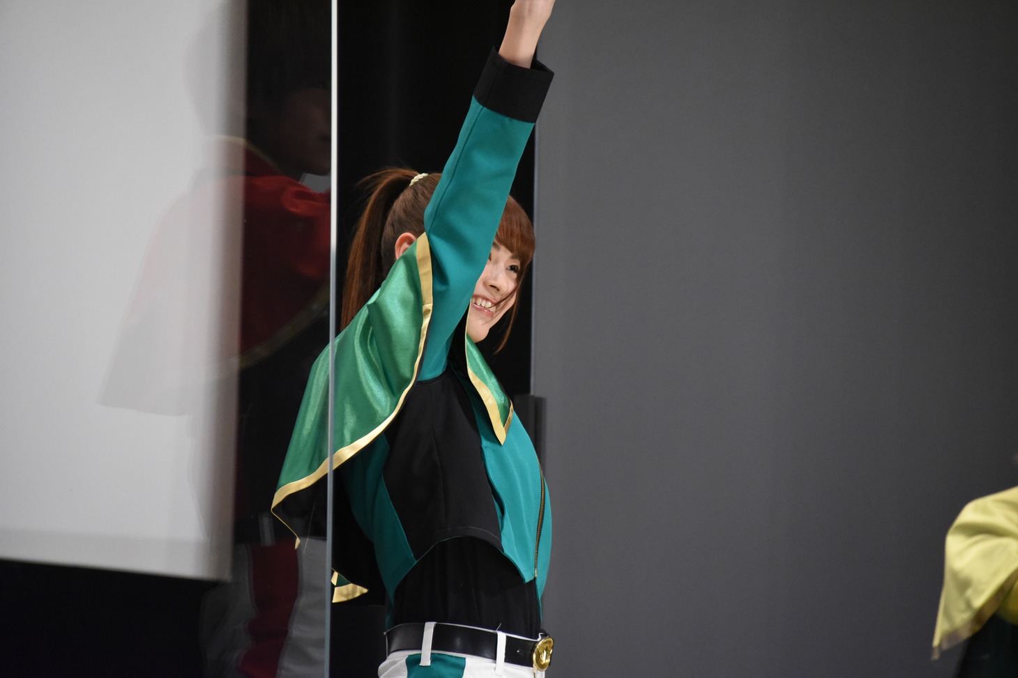 変身を披露する新條由芽。