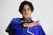 変身を披露する水石亜飛夢。