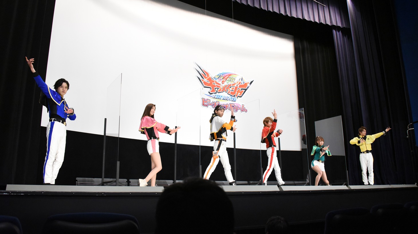 変身を披露するキャストたち。