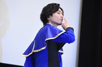 ファンに投げキッスを贈る水石亜飛夢。