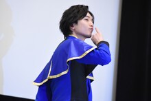 ファンに投げキッスを贈る水石亜飛夢。