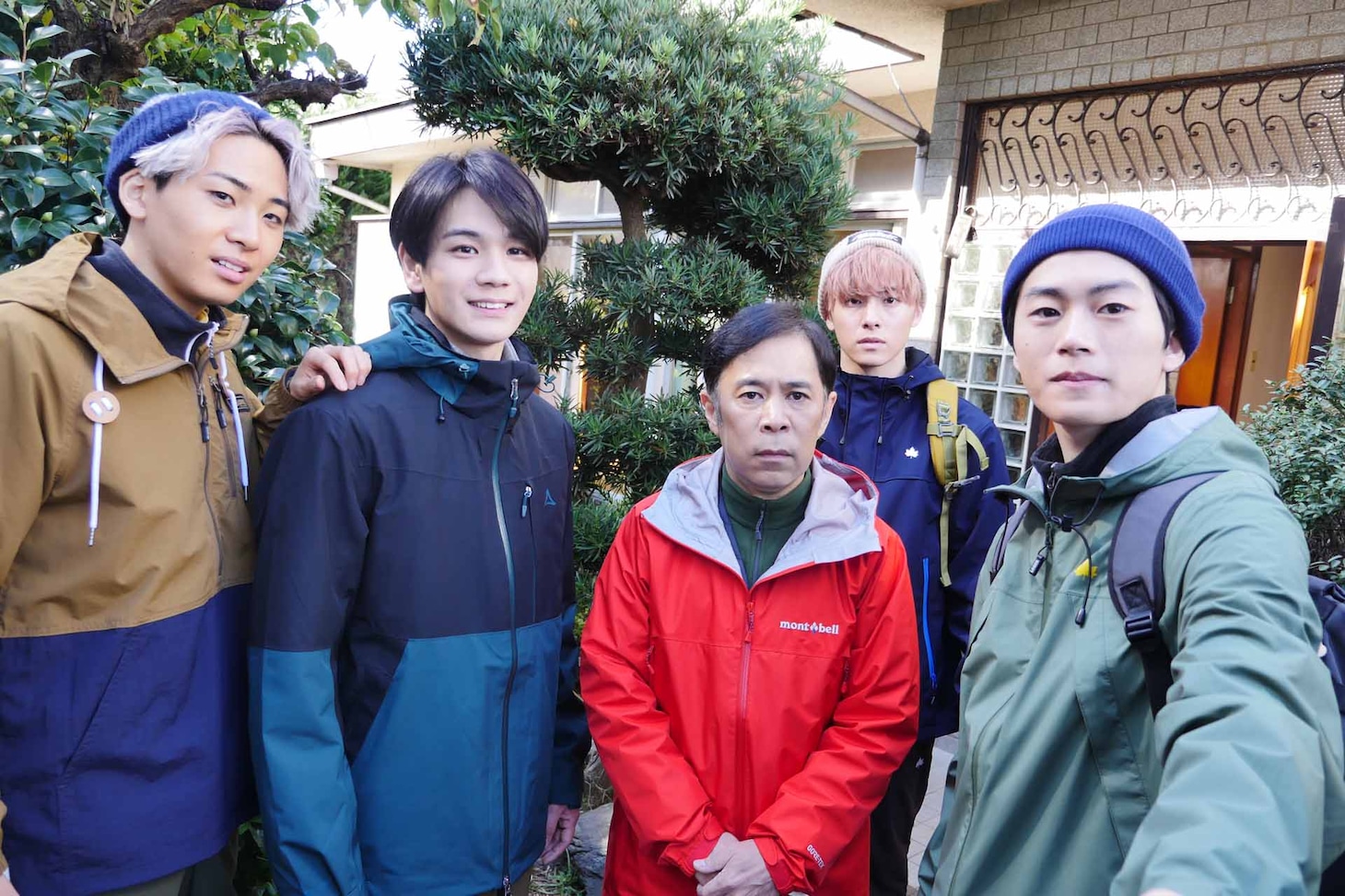 左から川尻蓮、豆原一成、岡村隆史、川西拓実、木全翔也。