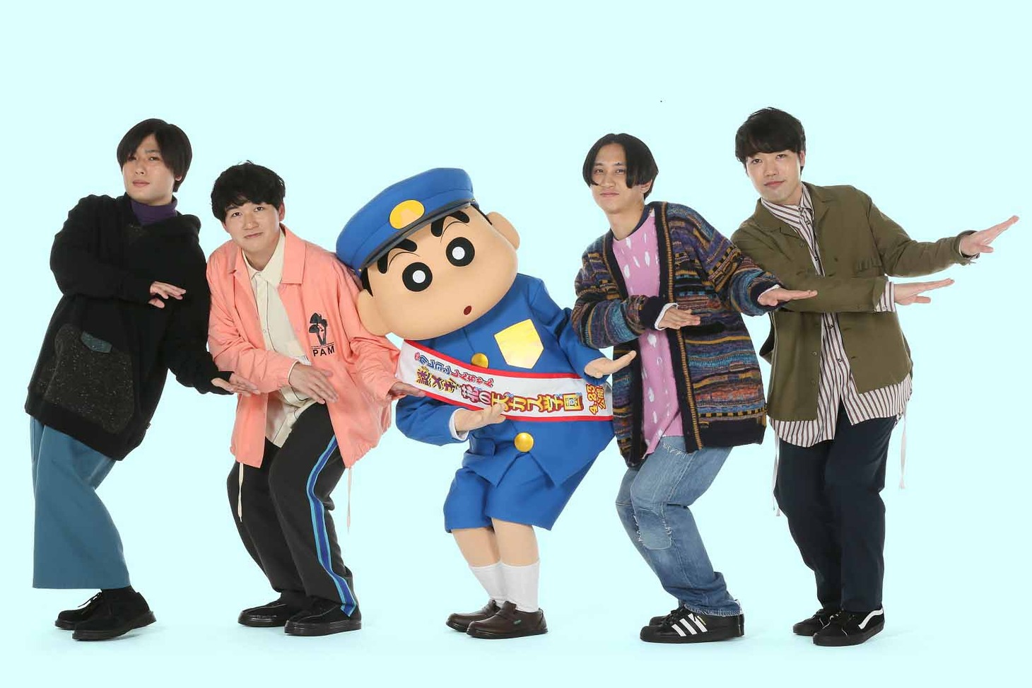 主題歌を担当するマカロニえんぴつと、野原しんのすけ。