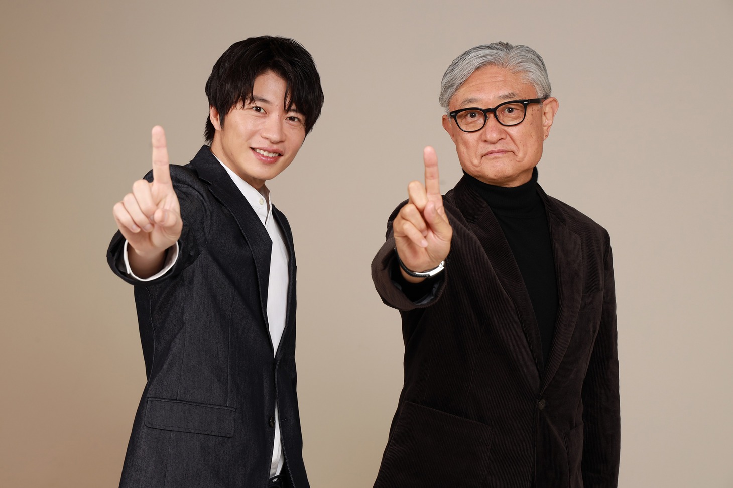左から田中圭、堤幸彦。