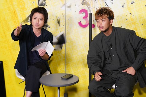 左から藤原竜也、竹内涼真。