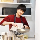 結木滉星と稲葉友が主夫業に励む「主夫メゾン」場面写真、サウナでスッキリする姿も