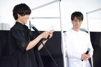 感謝の手紙を読む猪塚健太（左）と竹財輝之助（右）。