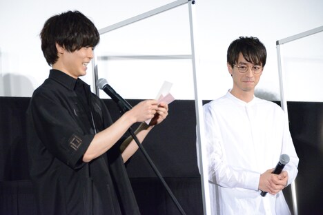 感謝の手紙を読む猪塚健太(左)と竹財輝之助(右)。