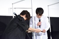 猪塚健太（左）から手紙を受け取る竹財輝之助（右）。