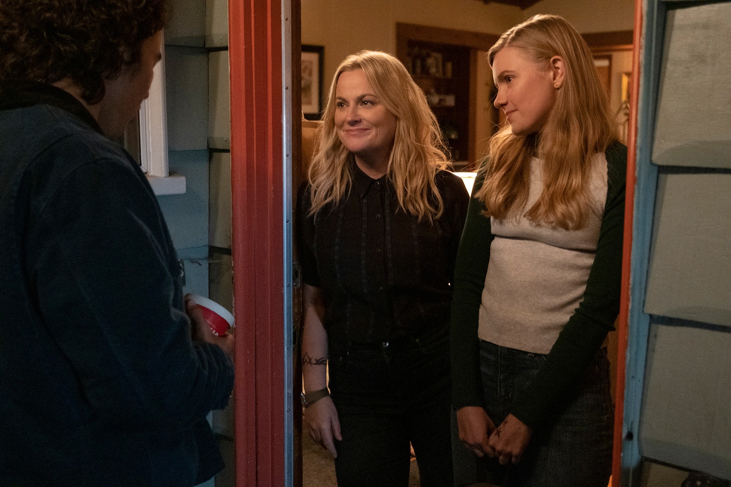 「モキシー ～私たちのムーブメント～」Moxie. Nico Hiraga as Seth, Amy Poehler as Lisa/Director/Producer, Hadley Robinson as Vivian in Moxie. Cr Colleen Hayes/NETFLIX (c)2020