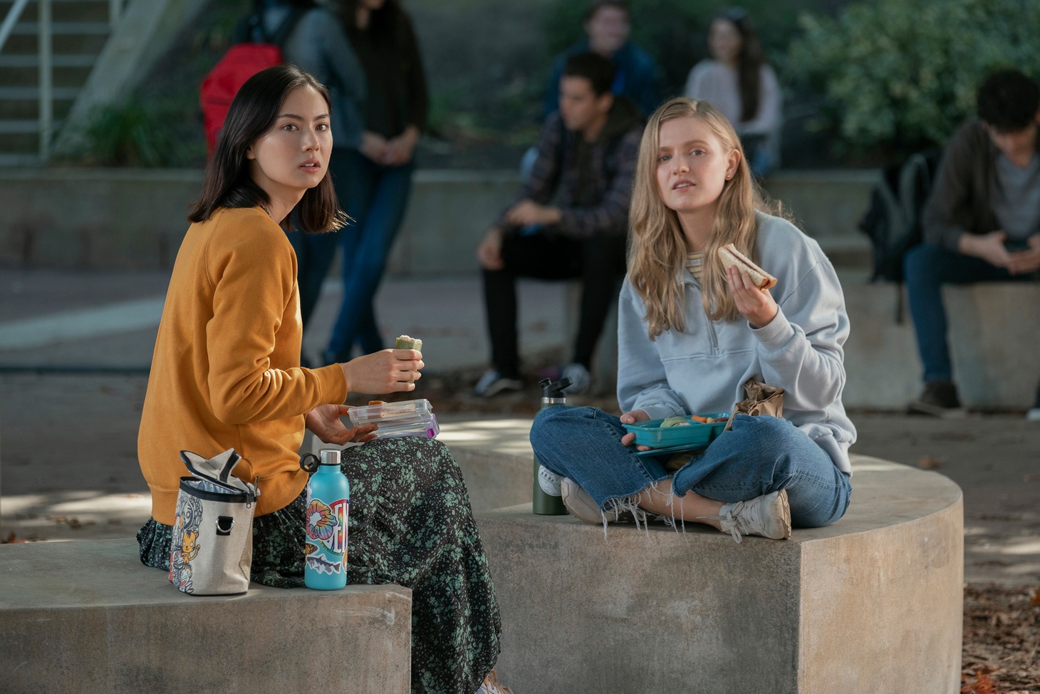 「モキシー ～私たちのムーブメント～」Moxie. Lauren Tsai as Claudia, Hadley Robinson as Vivian in Moxie. Cr Colleen Hayes/NETFLIX. (c)2020