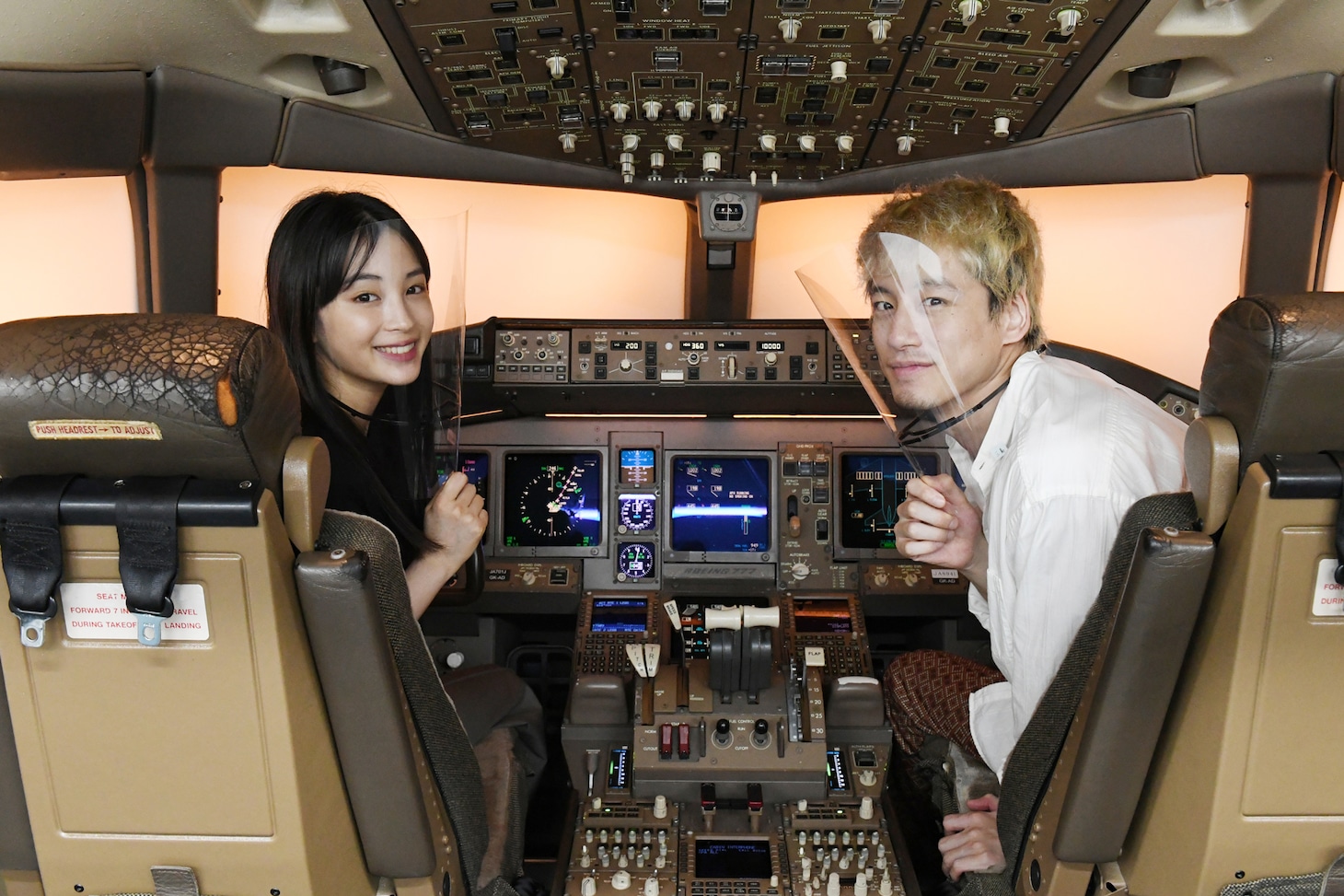 日本航空テクニカルセンターを訪れた広瀬すず（左）と坂口健太郎（右）。